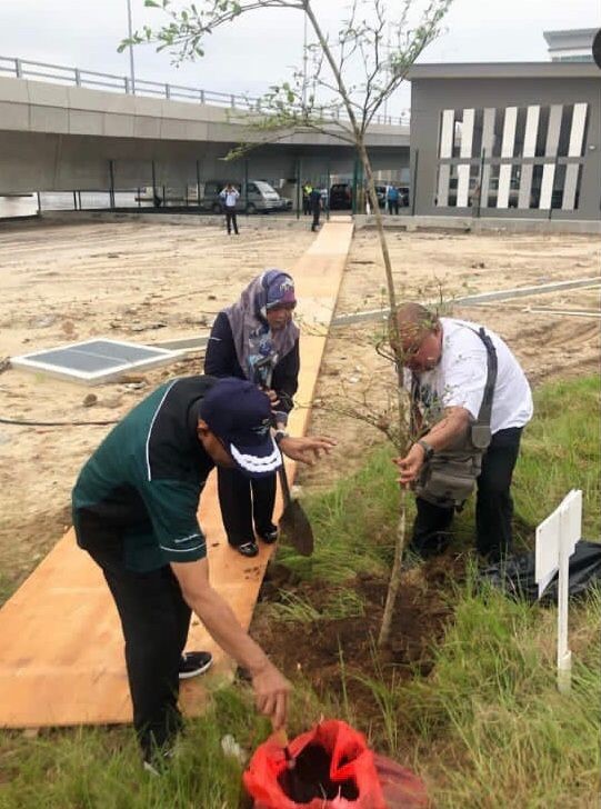 Tree-Planting - Kementerian Pembangunan bersama Ahli-Ahli Majlis Mesyuarat Negara 01.jpg