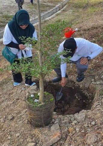 tree-planting BCCS 02.jpg