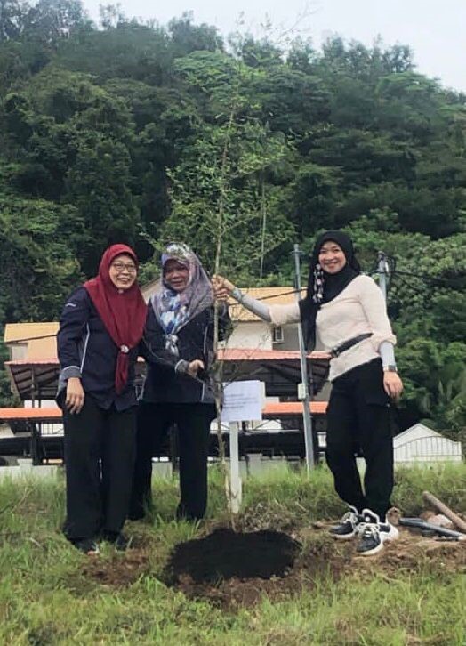 Tree-Planting - Kementerian Pembangunan bersama Ahli-Ahli Majlis Mesyuarat Negara 02.jpg