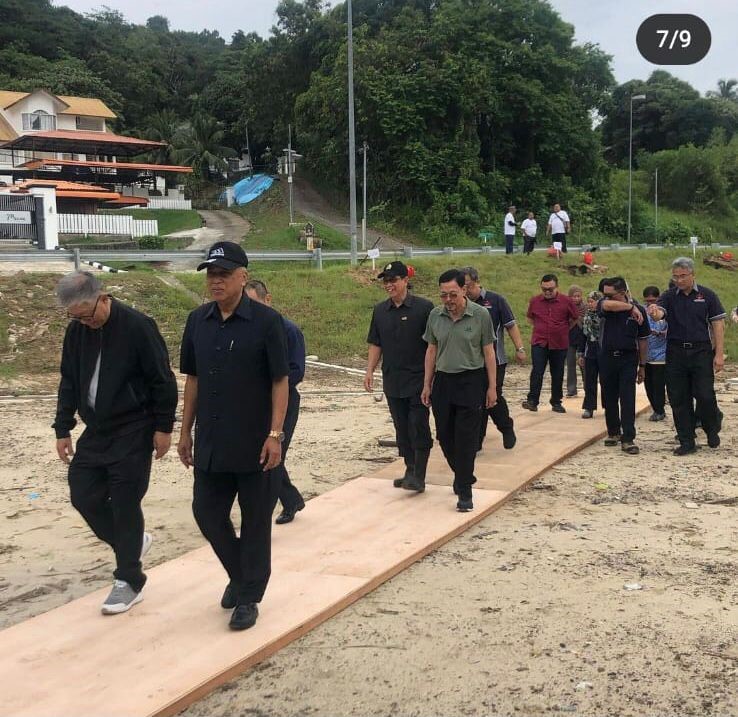 Tree-Planting - Kementerian Pembangunan bersama Ahli-Ahli Majlis Mesyuarat Negara 03.jpg