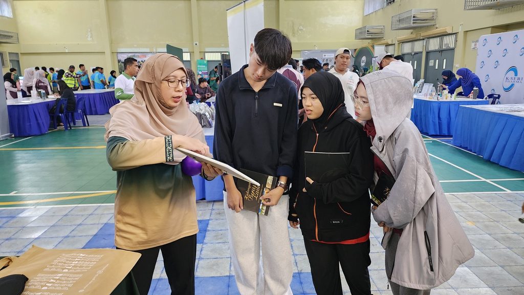 Pegawai JASTRe memberi penerangan kepada pengunjung semasa Hari Terbuka Jabatan Pertanian dan Agrimakanan 2026