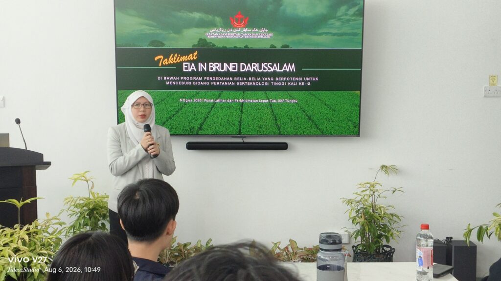 Pegawai JASTRe menyampaikan taklimat mengenai Environmental Impact Assessment (EIA) in Brunei Darussalam