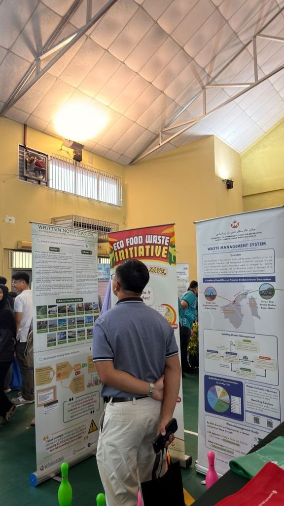 Pengunjung melihat bahan pameran JASTRe di Dewan Kemasyarakatan Mukim Pengkalan Batu, Berakas