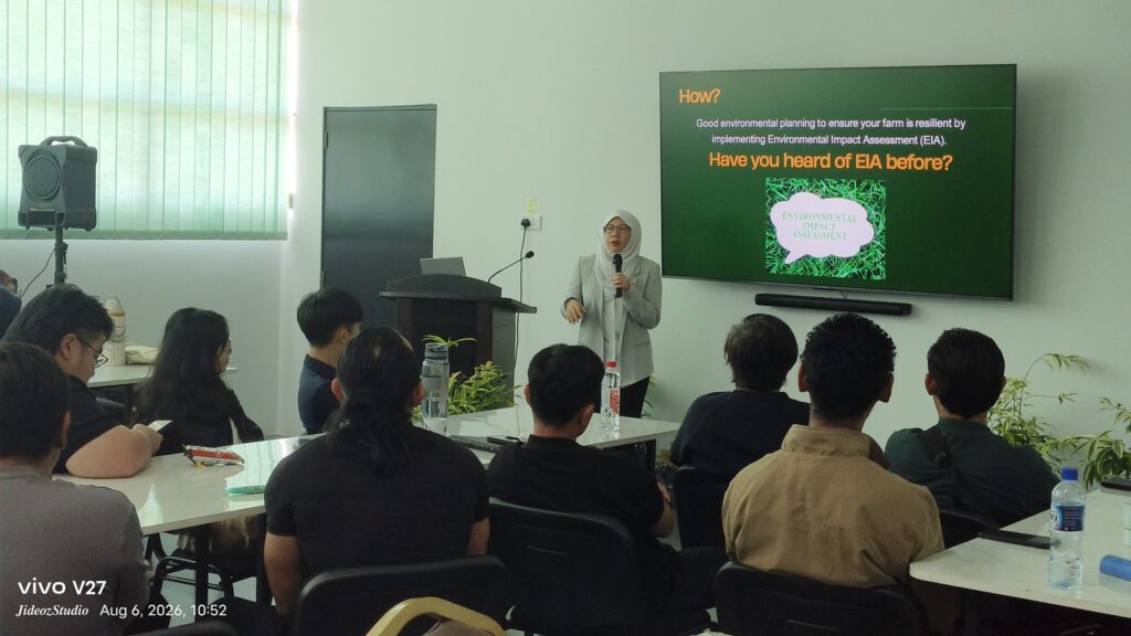 Peserta program belia pertanian berteknologi tinggi semasa sesi taklimat EIA di Tungku